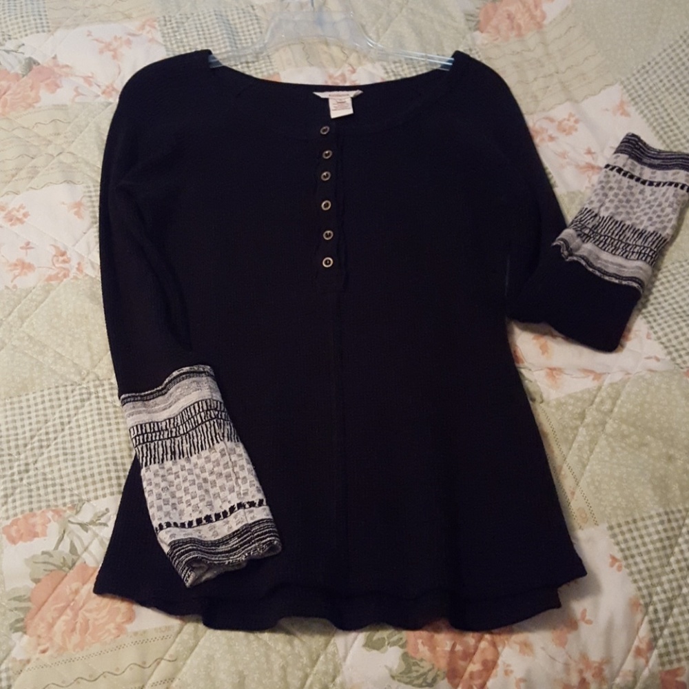 Sundance Black waffle shirt.